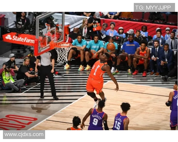 法国足球明星挑战篮球场展现扣篮技巧引发热议