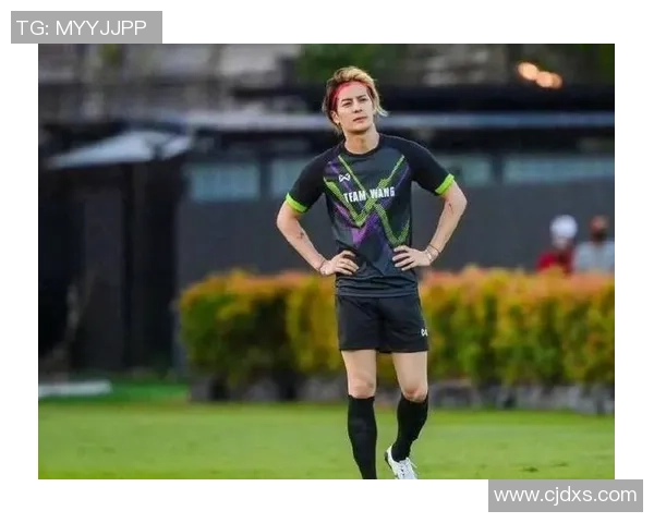 足球明星佩戴运动发带展现个性与风格引领时尚潮流 足球明星佩戴运动发带展现个性与风格引领时尚潮流